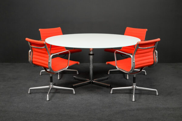 USM Kitos Konferenztisch + 4x Vitra Besucherstühle EA 108 Hopsak Orange