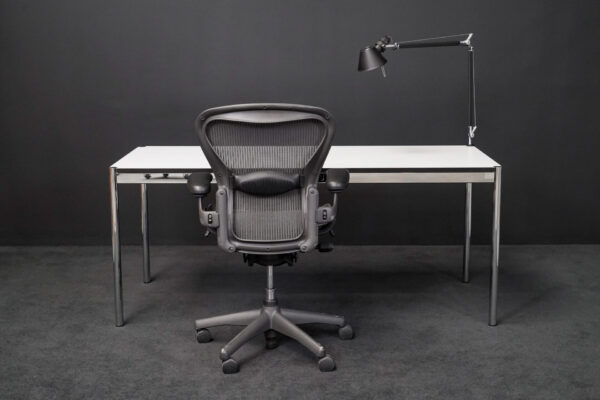 USM Haller Schreibtisch / Herman Miller Aeron / Artemide Tolomeo