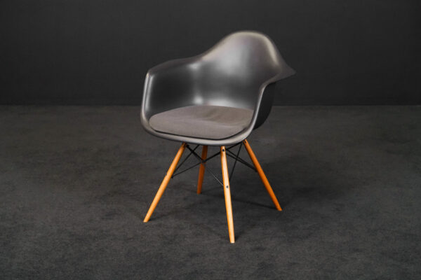 Vitra Plastic Armchair DAW Kunststoff Schwarz