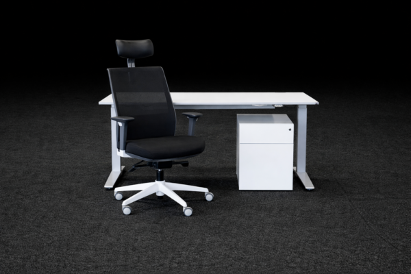 Arbeitsplatz aus K&N elektr. höhenv. Schreibtisch + Inwerk Bürodrehstuhl + Walter Knoll Rollcontainer