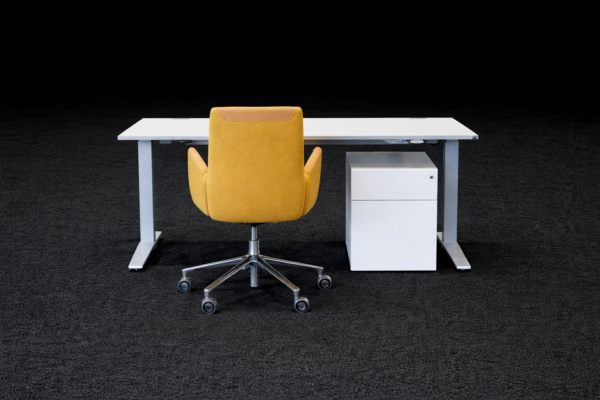 Arbeitsplatz aus K&N elektr. höhenv. Schreibtisch + Cor Bürodrehstuhl + Walter Knoll Rollcontainer