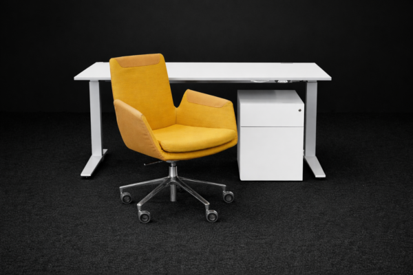 Arbeitsplatz aus K&N elektr. höhenv. Schreibtisch + Cor Bürodrehstuhl + Walter Knoll Rollcontainer