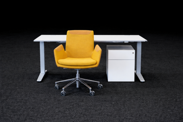 Arbeitsplatz aus K&N elektr. höhenv. Schreibtisch + Cor Bürodrehstuhl + Walter Knoll Rollcontainer