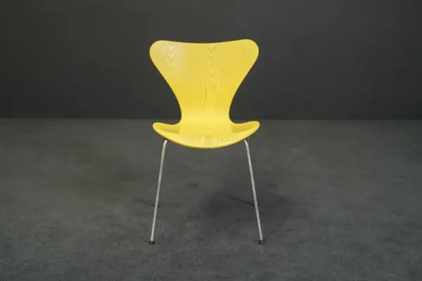 Fritz Hansen Serie 7 3107