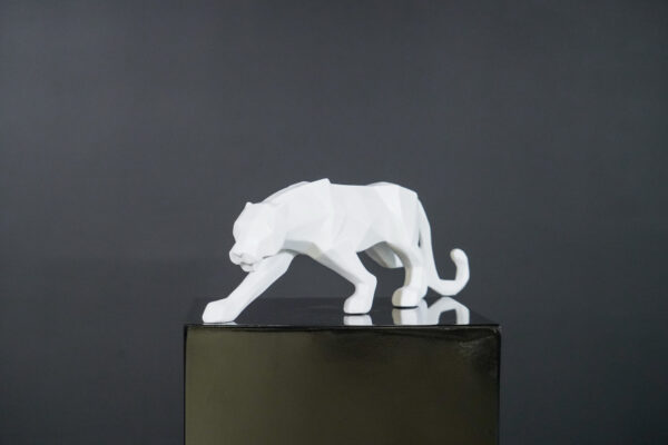 Geometrische Panther-Skulptur