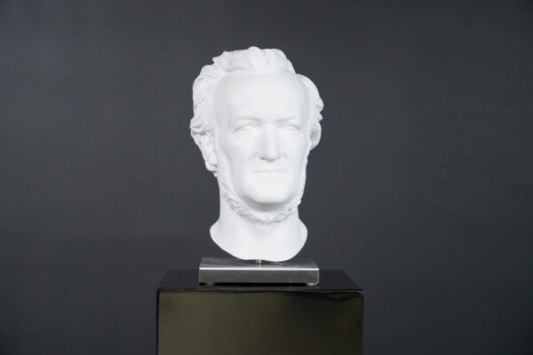 Weiße Keramikbüste von Richard Wagner mit Sockel