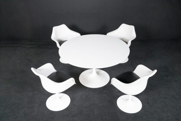 Mesa Establecida de Tulipán Internacional Knoll + 4 sillas