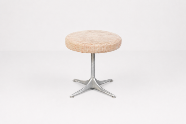 Stoffhocker mit Metallgestell