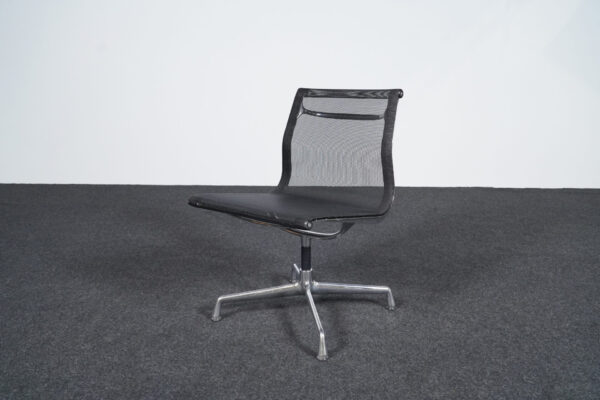 Vitra EA 104