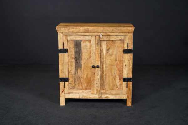 Kommode aus behandeltem Holz