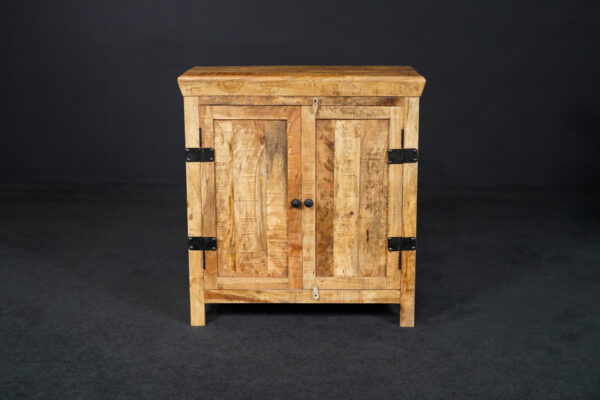 Kommode aus behandeltem Holz