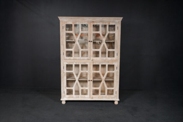 Vitrina de madera natural con puertas de cristal