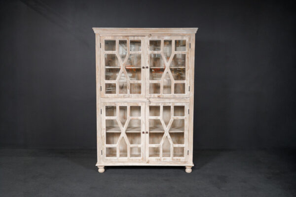 Vitrine aus Naturholz mit Glastüren
