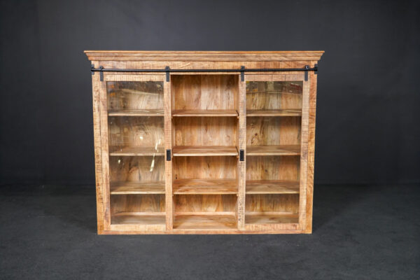 Estantería de madera lacada con puertas correderas