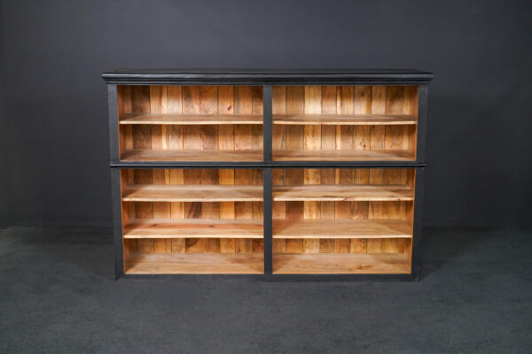Regal aus gefärbtem Holz