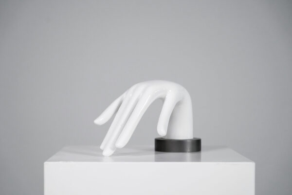 Handmodel gemaakt van wit plastic