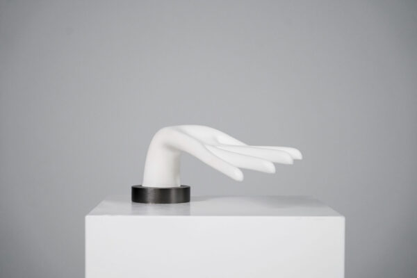 Handmodel gemaakt van wit plastic