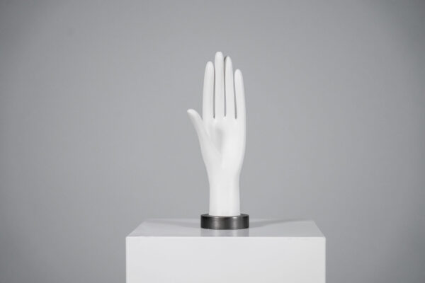 Handmodel gemaakt van wit plastic