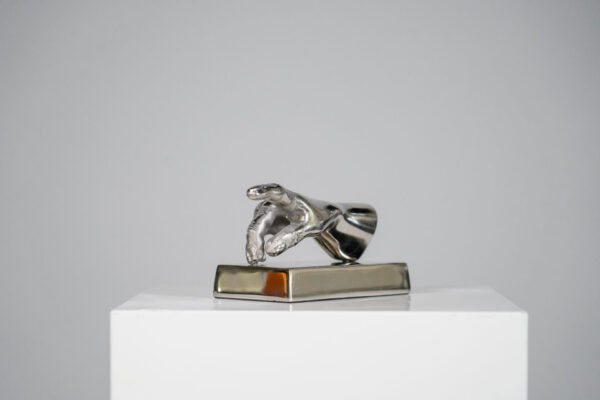 Lawrence Grey Huishandsculptuur op voetstuk
