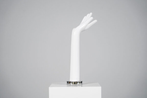 Handmodel gemaakt van wit plastic