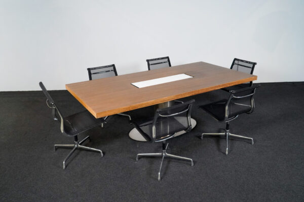Konferenzset 6x Vitra EA 105 + Konferenztisch mit Steckdosenleiste