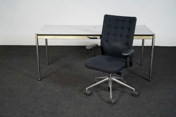 Vitra ID Trim + USM Haller Schreibtisch mit Kabeldurchlass