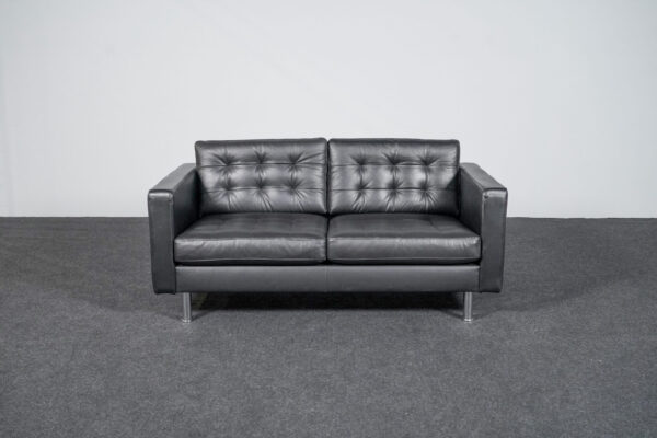 Ledersofa mit Metallgestell